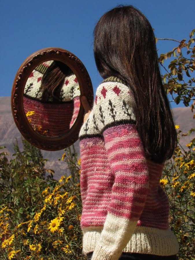 Artesanía textil de la Quebrada de Humahuaca reflejada en un espejo