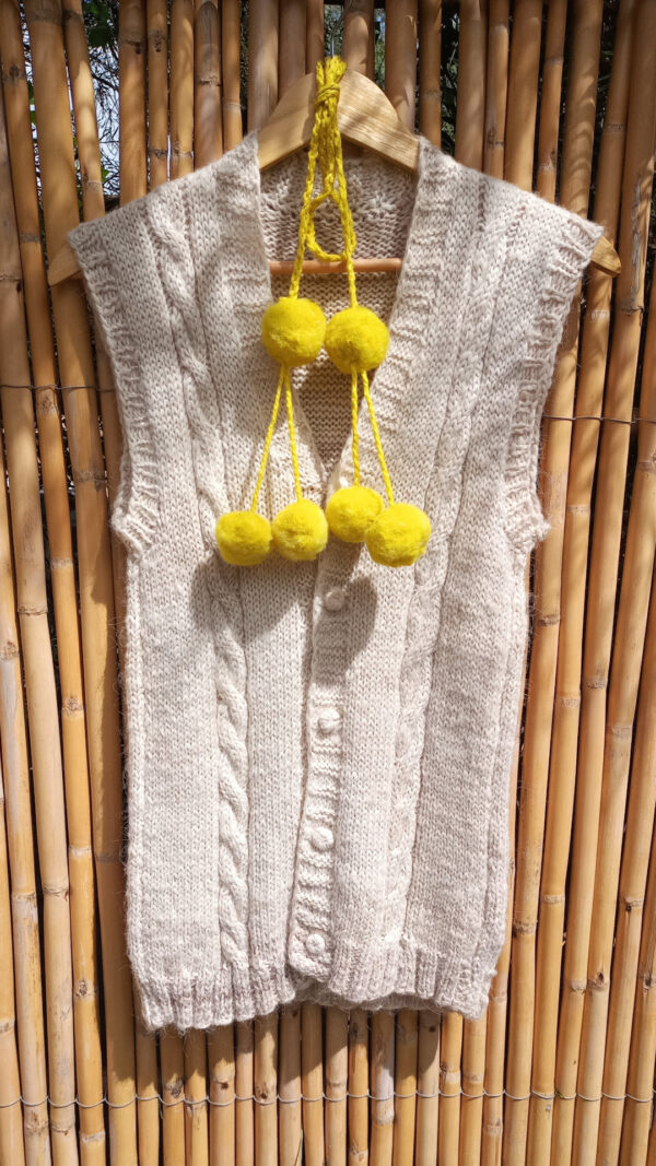 Chaleco con Botones de lana de llama - Image 3